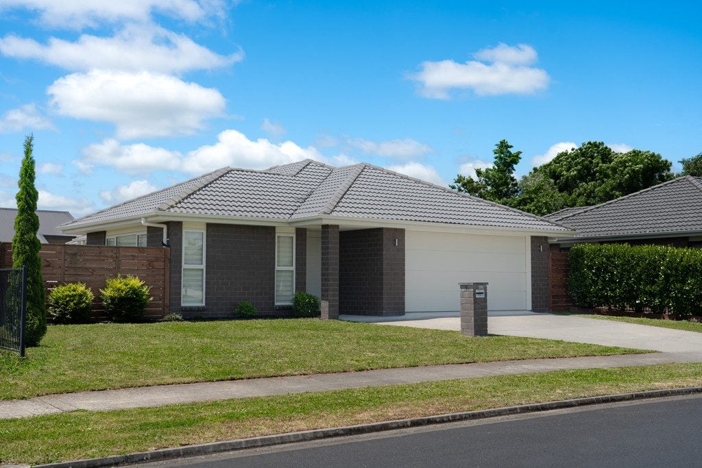 33 Ladeira Place, Fitzroy, Hamilton - Carousel 1