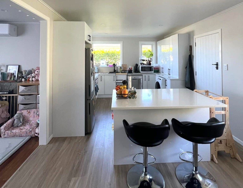 22 Kenmore Street, Newlands, Wellington - Carousel 2