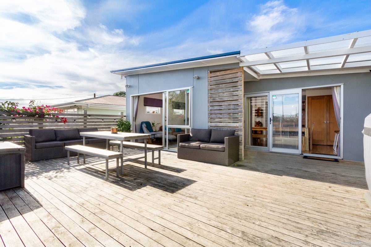 6 Laura Street, Kelston, Auckland - Carousel 1