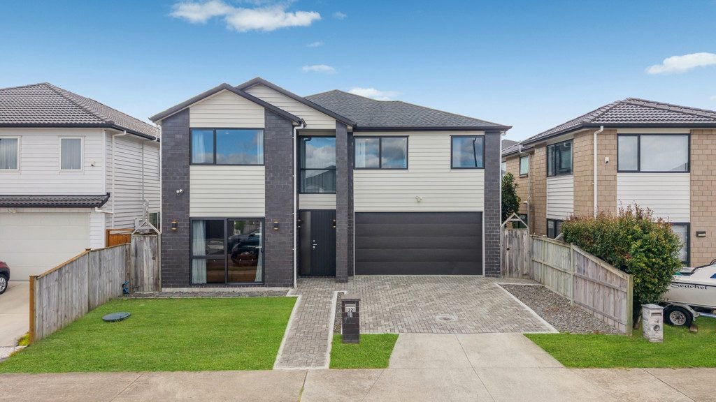 32 Carrygawley Road, Flat Bush, Auckland - Carousel 1
