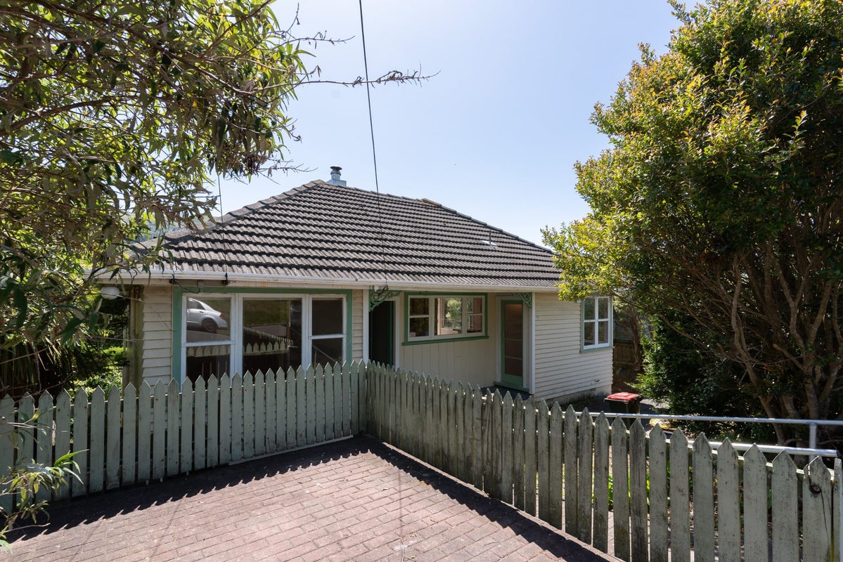 45 Handyside Street, Tawa, Wellington - Carousel 1