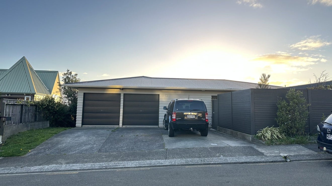 7 Tregear Place, Camborne, Porirua - Carousel 1