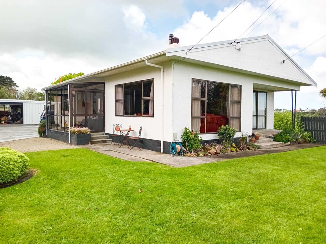 28 Shakespeare Road, Bastia Hill, Whanganui - Carousel 1