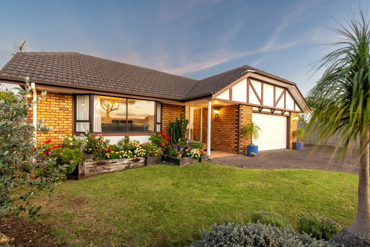 7 Majesty Place, Half Moon Bay, Auckland - Carousel 1