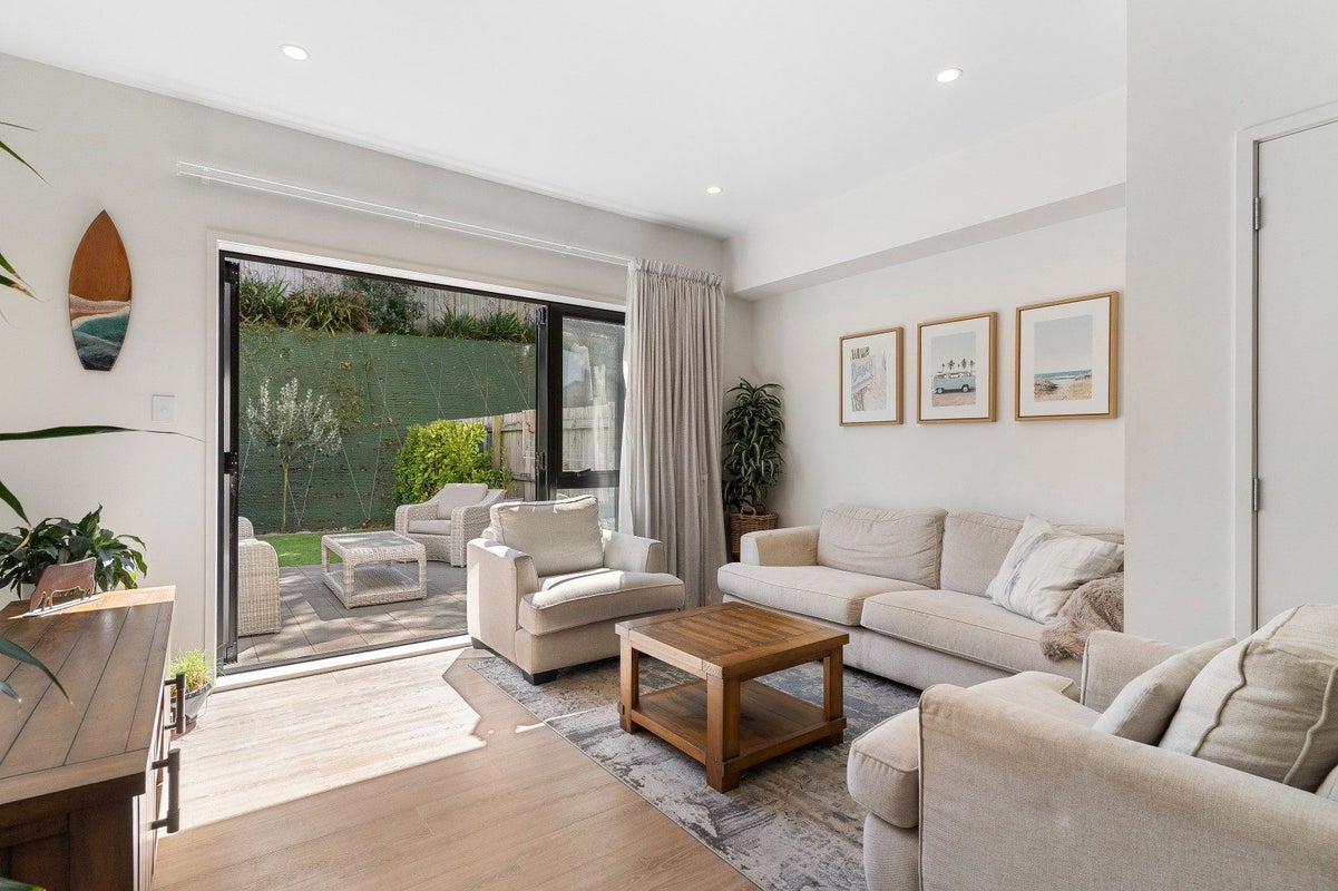 16 Kikorangi Lane, Mount Wellington, Auckland - Carousel 1
