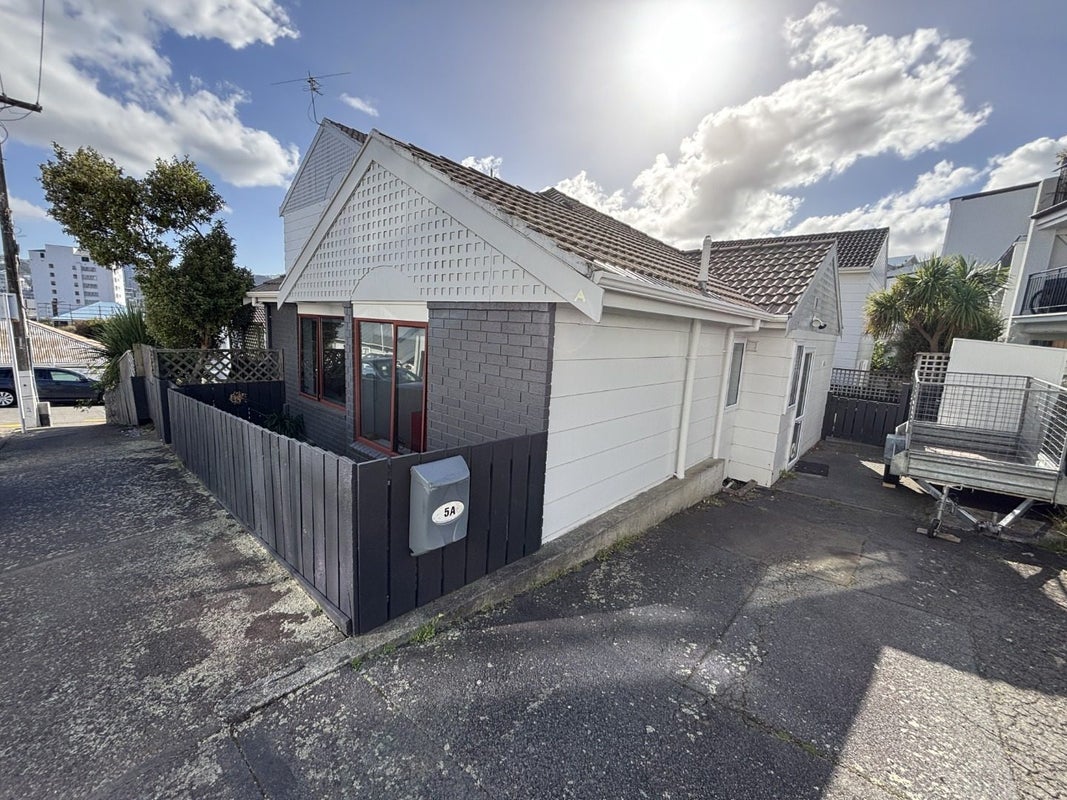 5A Duke Street, Mount Victoria, Wellington - Carousel 1