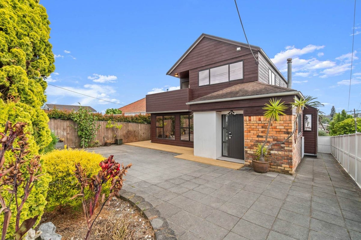 16 Dallinghoe Crescent, Milford, Auckland - Carousel 1