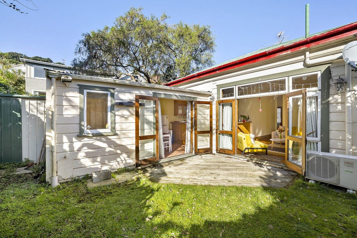 15 Caroline Street, Mount Victoria, Wellington - Carousel 2