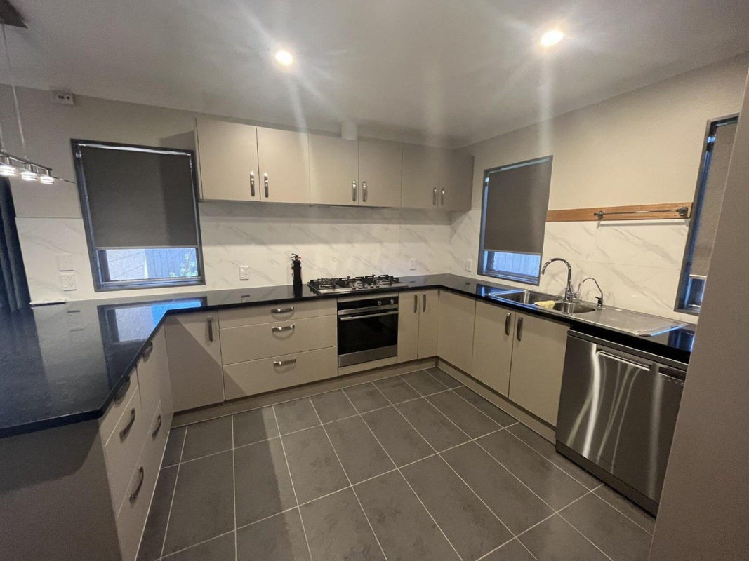 32 Cyrus Street, Whalers Gate, New Plymouth - Carousel 1