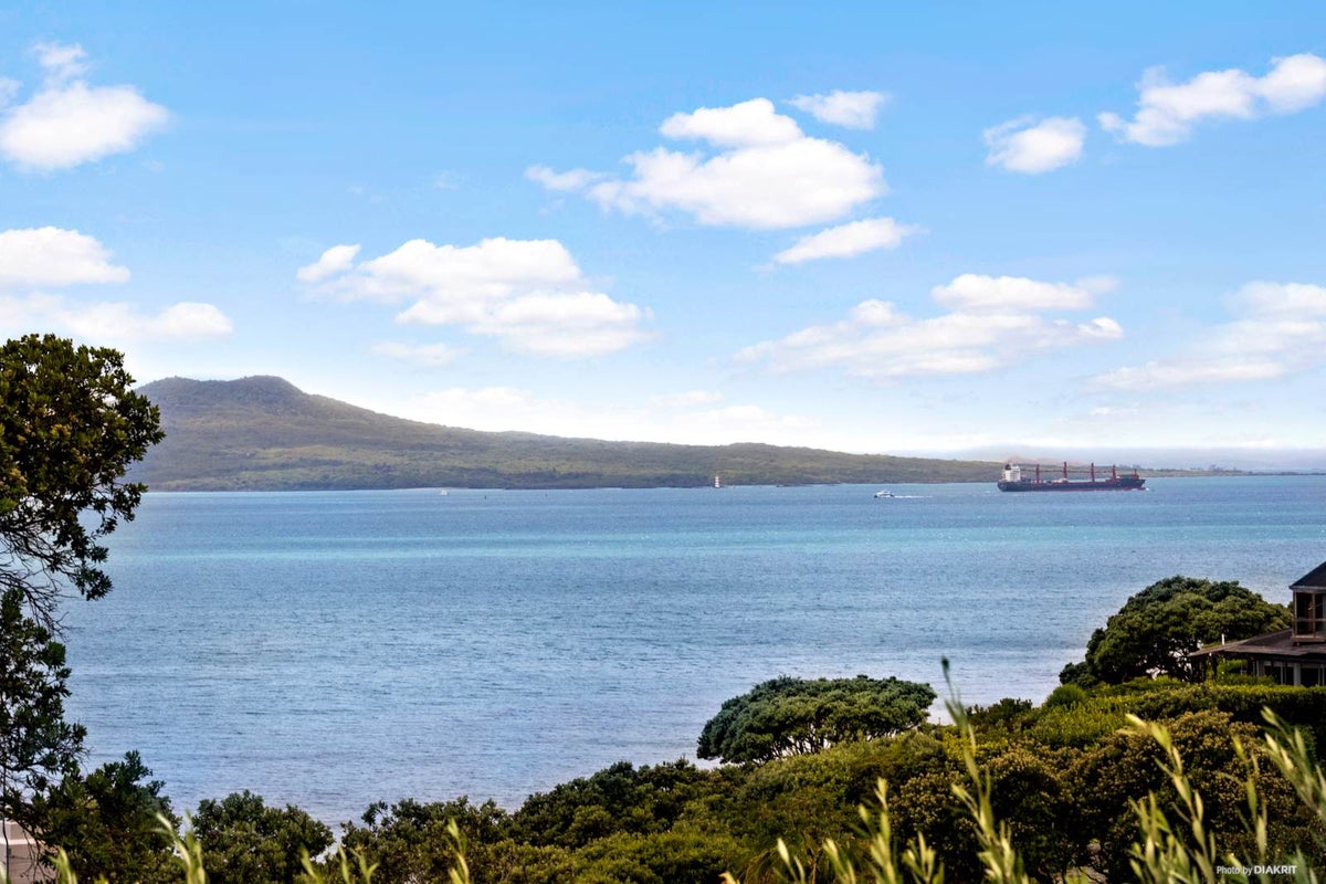 183 Beach Road, Castor Bay, Auckland - Carousel 1