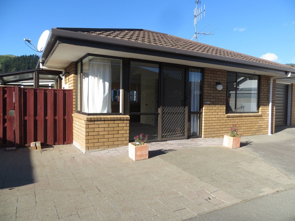8 Pettit Place, The Wood, Nelson - Carousel 1