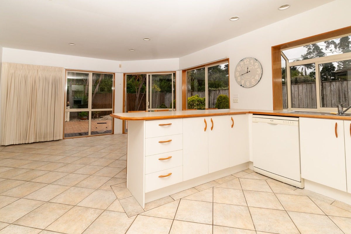 42 Landing Drive, Albany, Auckland - Carousel 2