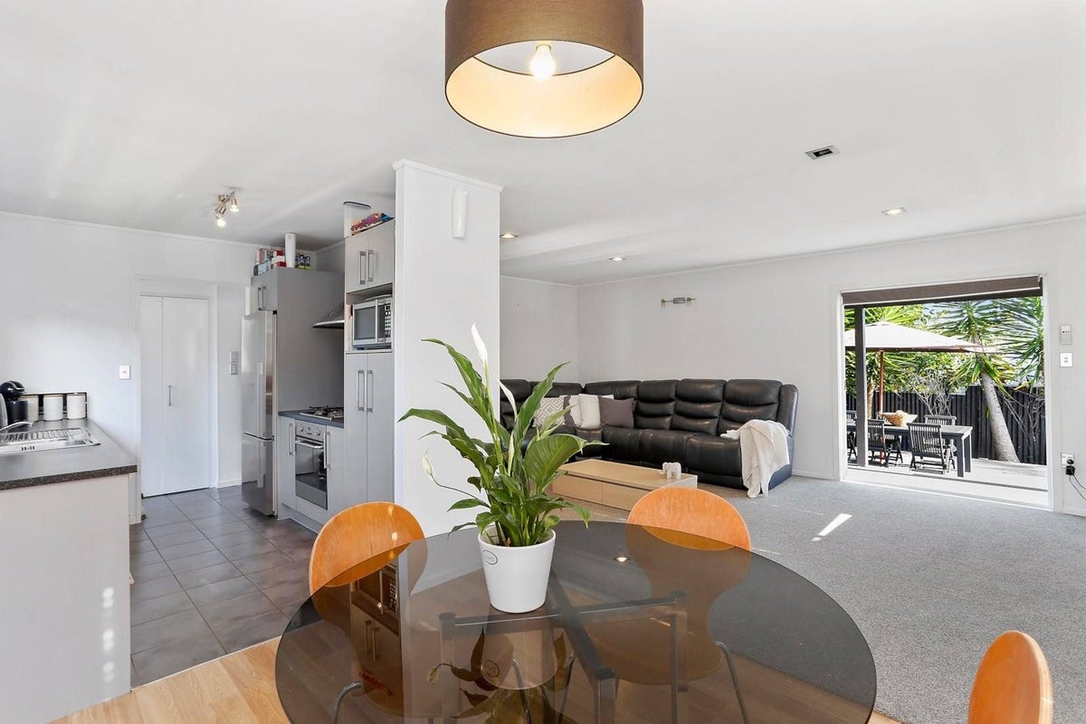 7 Quiet Street, Te Atatu South, Auckland - Carousel 9