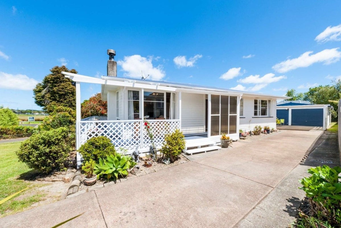 31 Essex Street, Te Atatu South, Auckland - Carousel 1