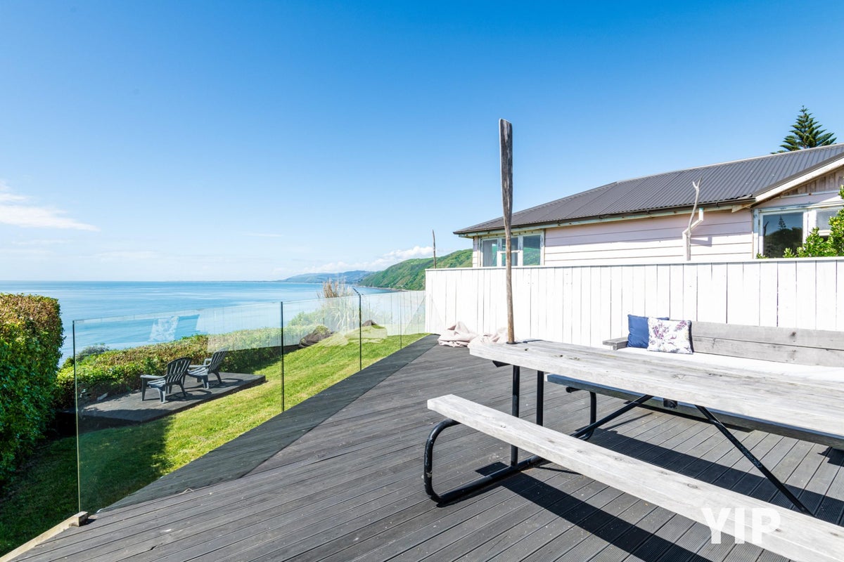 30 Pukerua Beach Road, Pukerua Bay, Porirua - Carousel 1