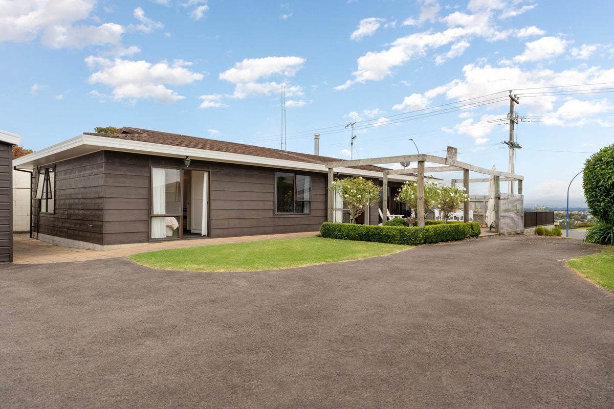 206 Cambridge Road, Bethlehem, Tauranga - Carousel 1