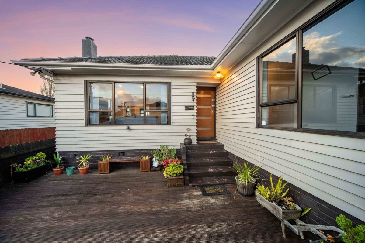 7 Netherlands Avenue, Kelston, Auckland - Carousel 1
