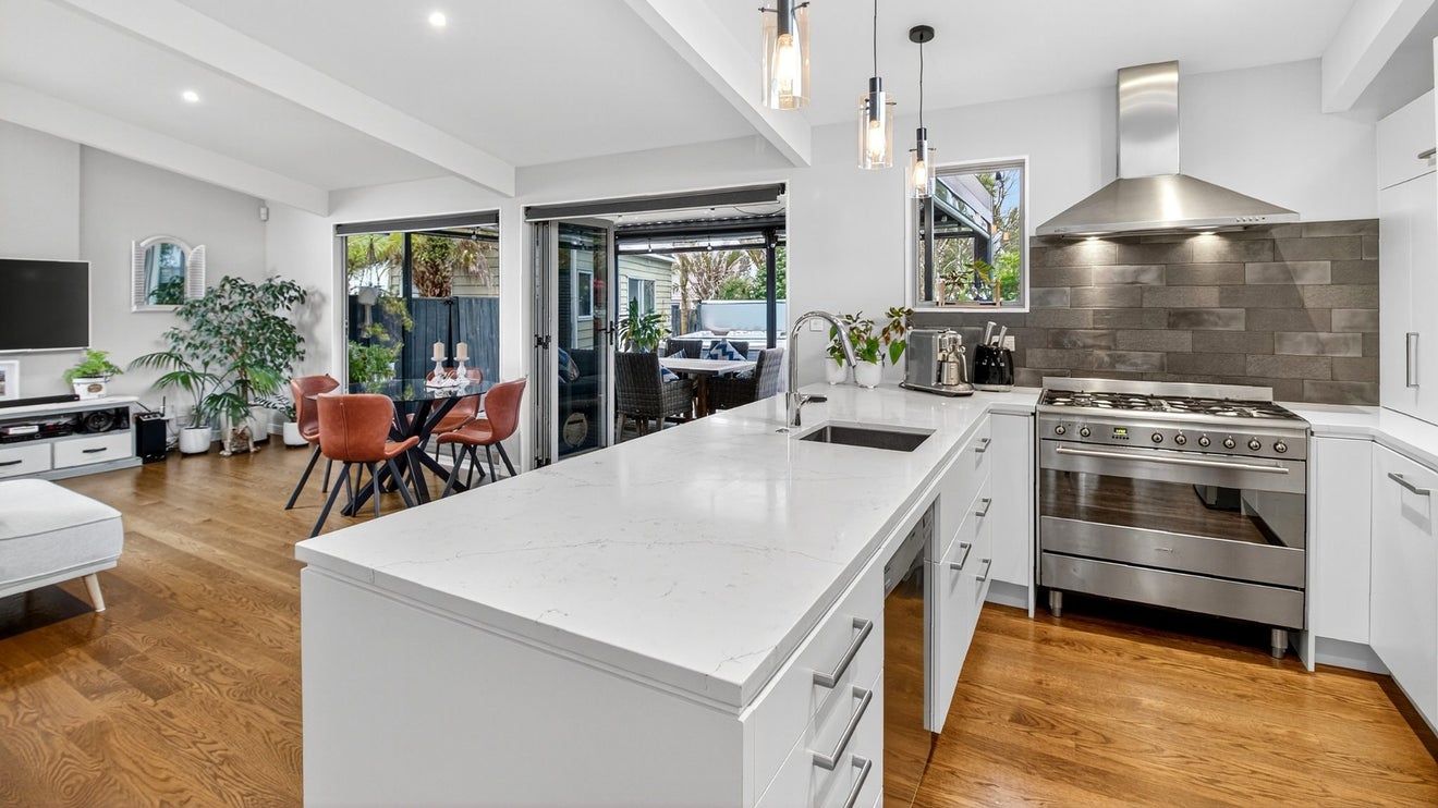 102 Walmer Road, Point Chevalier, Auckland - Carousel 1