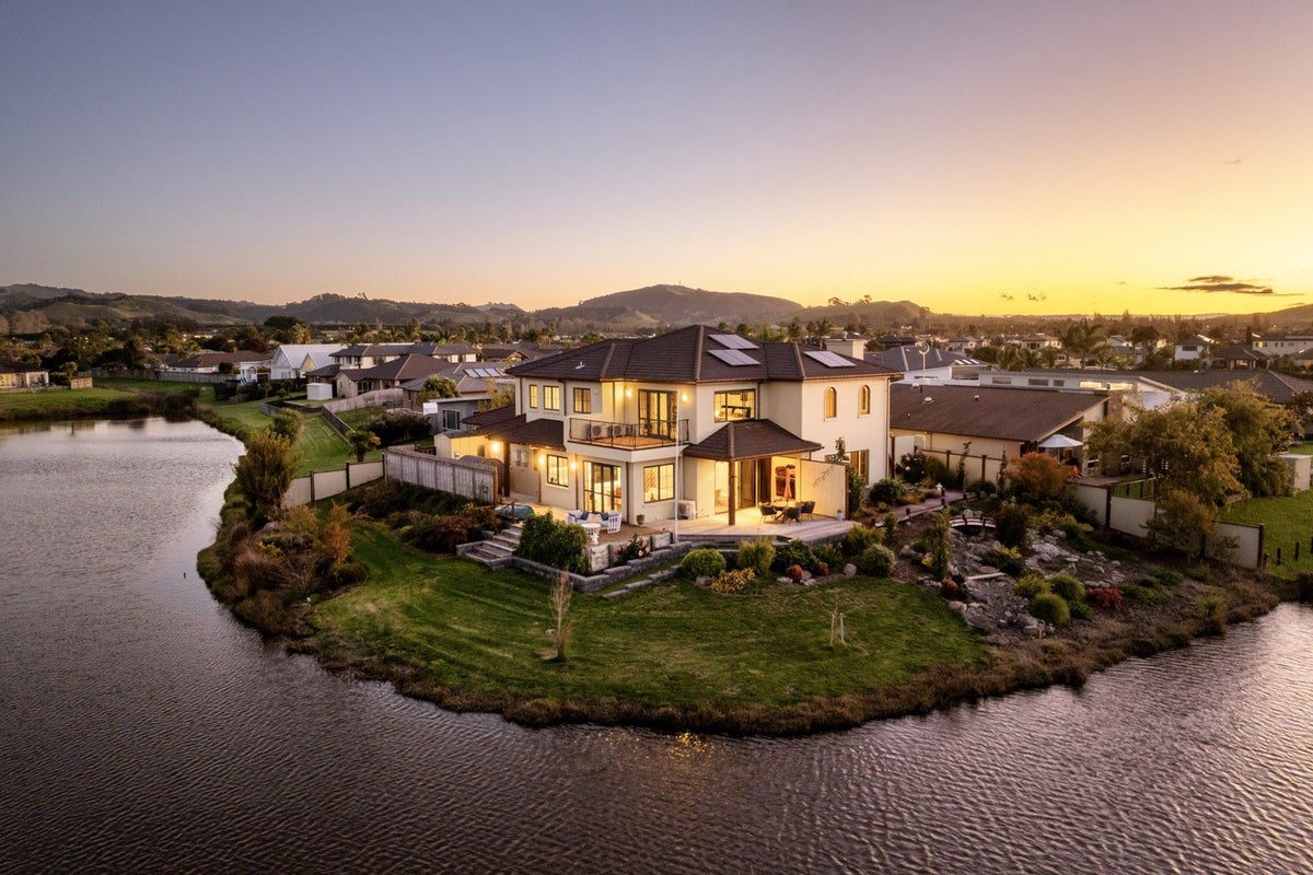 166 Oriental Parade, Papamoa, Tauranga, Bay Of Plenty - Carousel 1