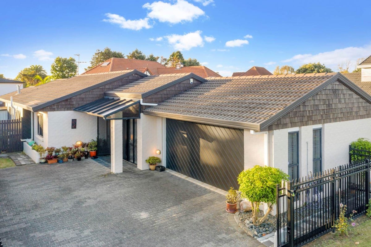 6 Camden Place, Papatoetoe, Auckland - Carousel 1