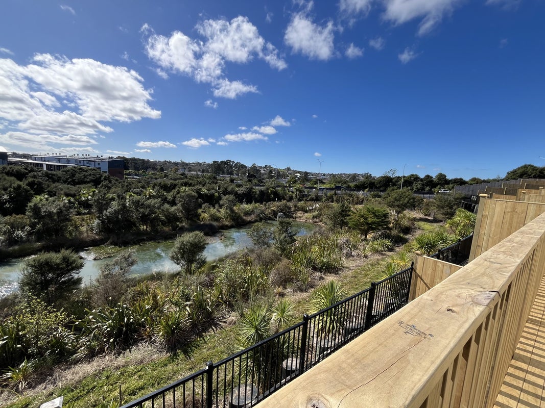 9 Puihi Crescent, Massey, Auckland - Carousel 17
