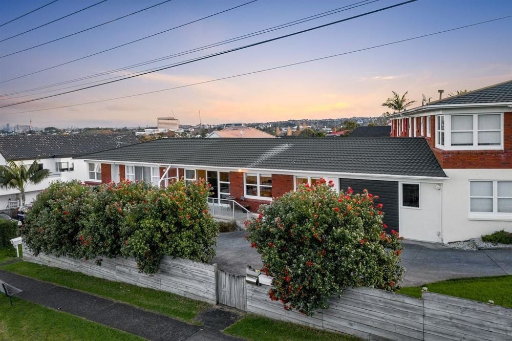 4/2 Argyle Terrace, Milford, Auckland - Carousel 2