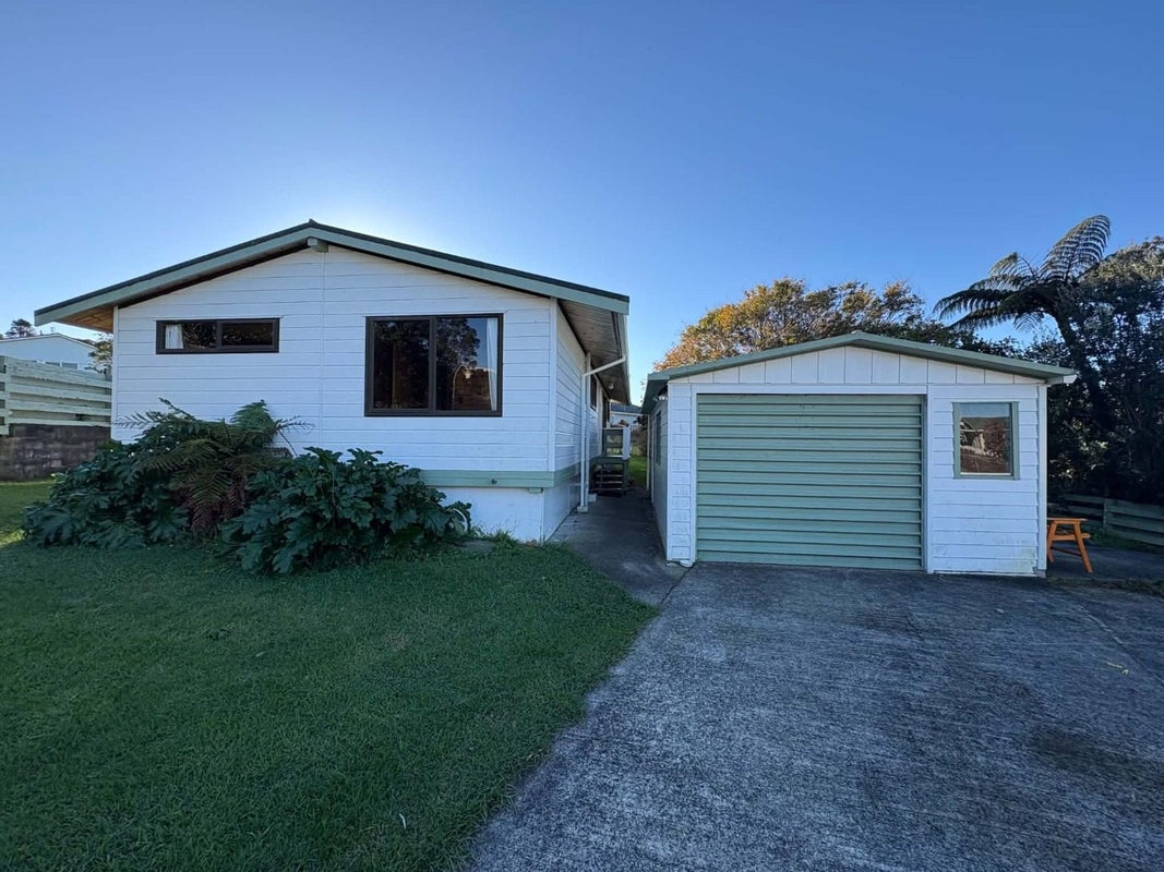4 Skeet Place, Merrilands, New Plymouth - Carousel 1