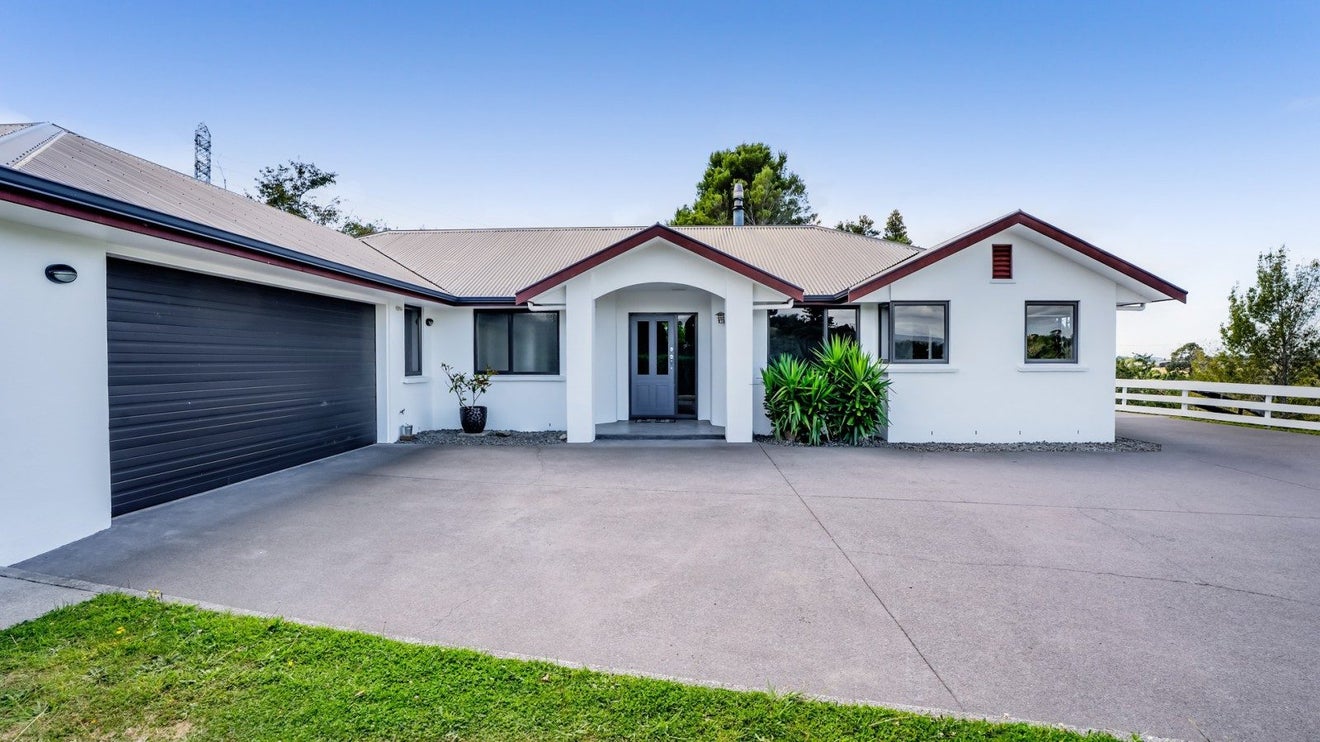 90 Ridgewood Drive, Ridgewood, New Plymouth - Carousel 1