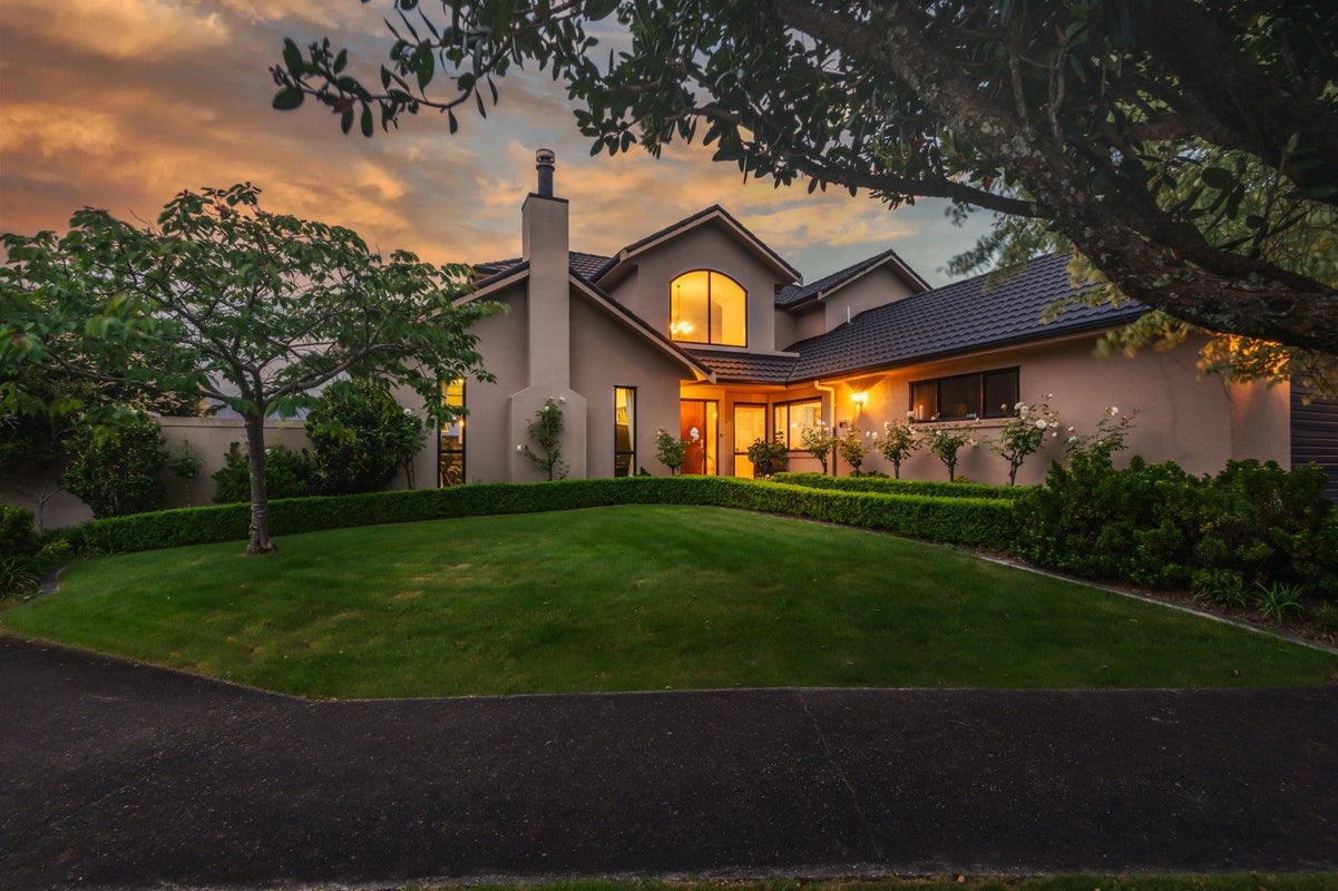 8 La Lena Grove, Fitzherbert, Palmerston North - Carousel 1