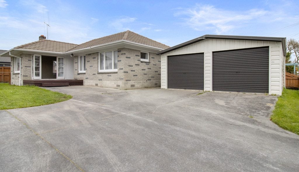 22 Fenwick Crescent, Hillcrest, Hamilton - Carousel 1