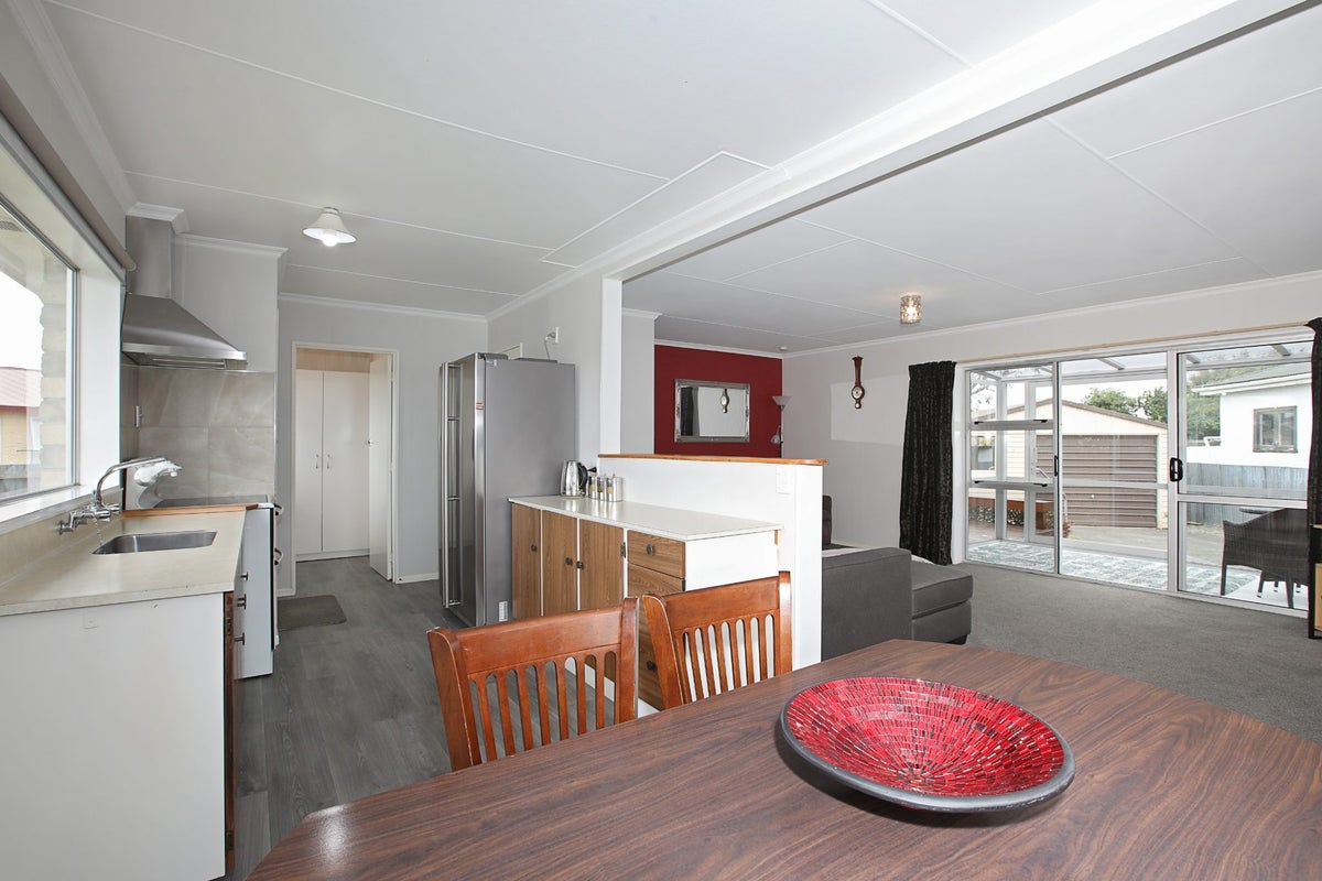 30 Leader Street, Riverton - Carousel 2