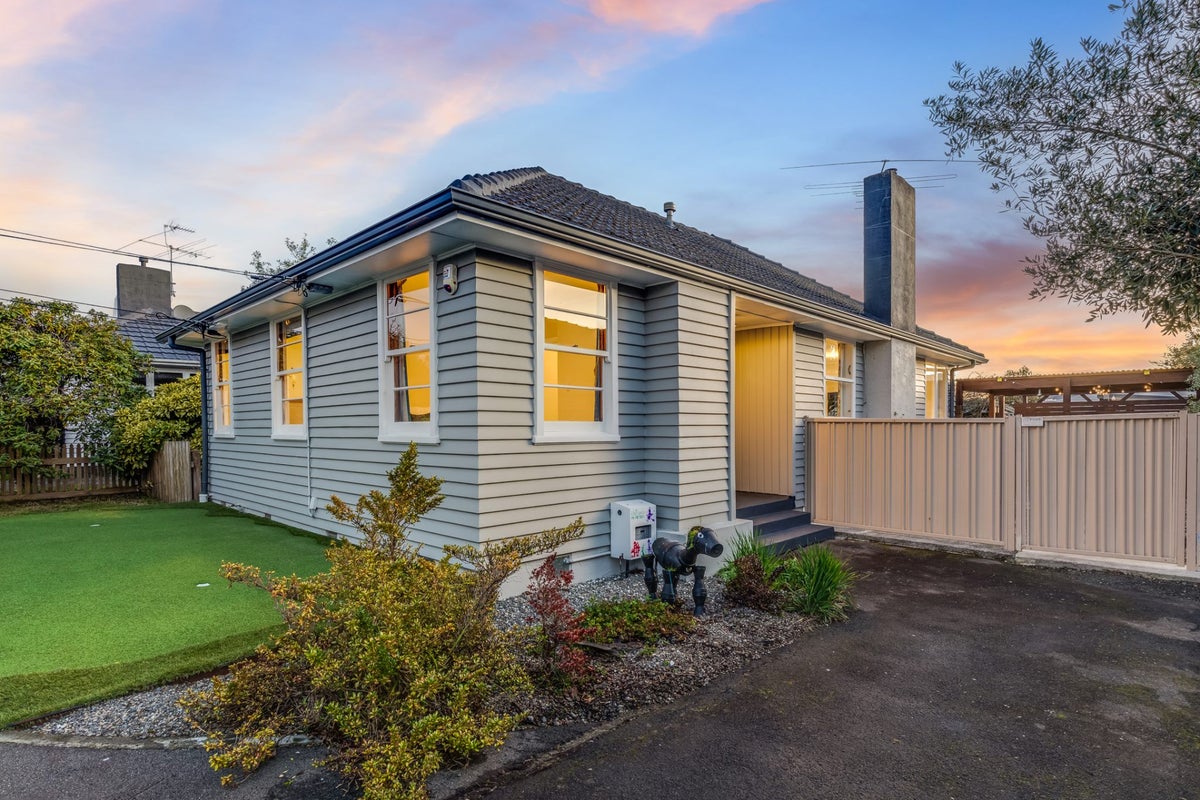 16 Fraser Crescent, Elderslea, Upper Hutt - Carousel 1