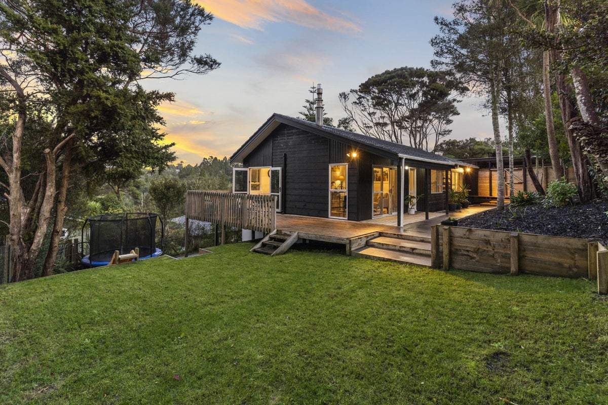 18 West Glade Crescent, Birkenhead, Auckland - Carousel 1