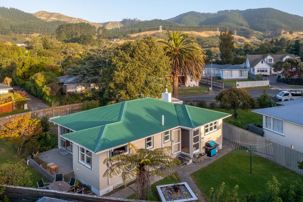 4 Brazier Grove, Paraparaumu - Carousel 1