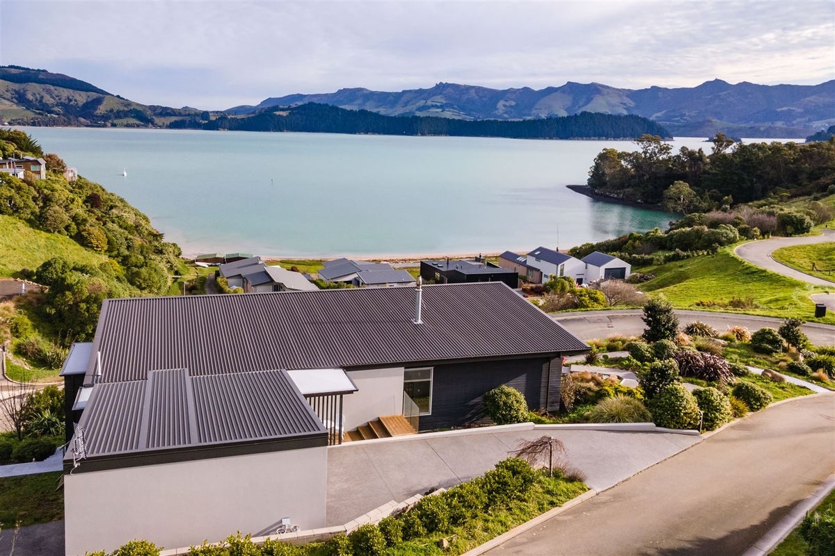 7 Te Wharau Lane, Charteris Bay, Lyttelton - Carousel 1