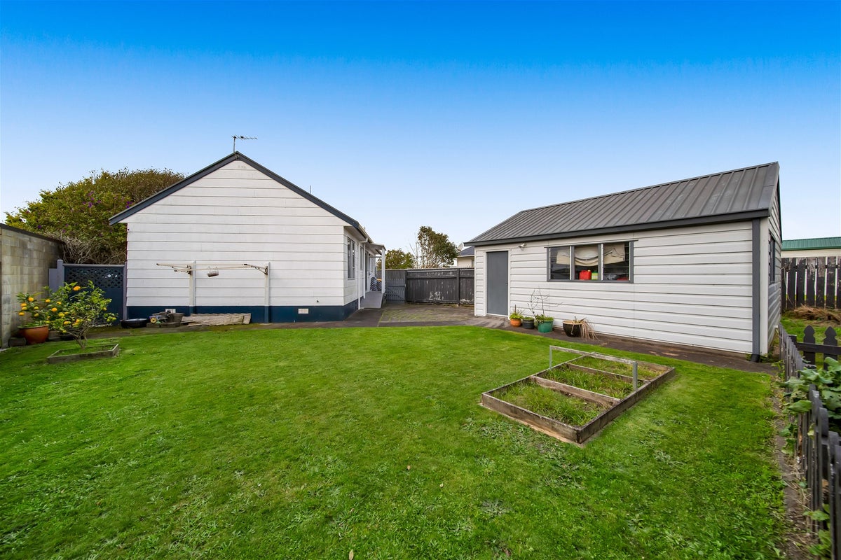 4 Desmond Place, Bell Block, New Plymouth - Carousel 2