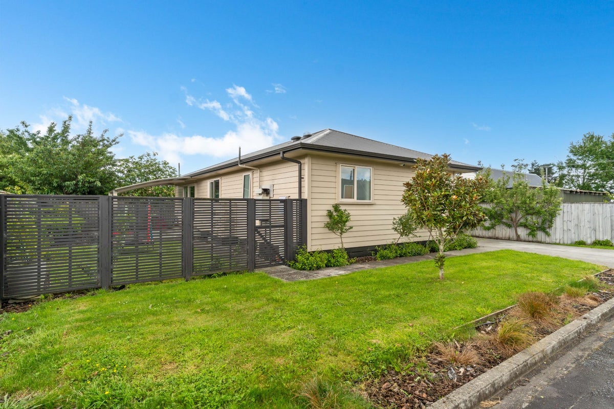 2 Walnut Lane, Carterton - Carousel 1