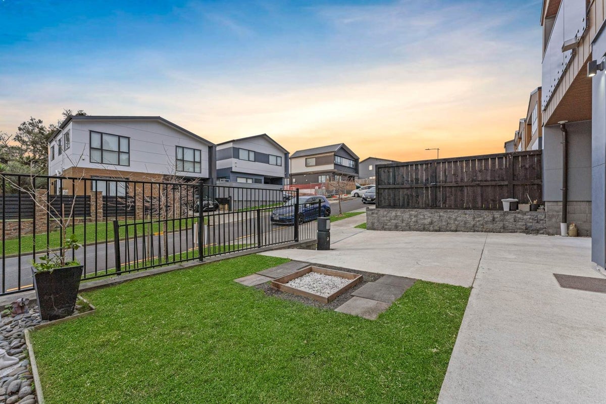 11 Pumau Place, Flat Bush, Auckland - Carousel 2