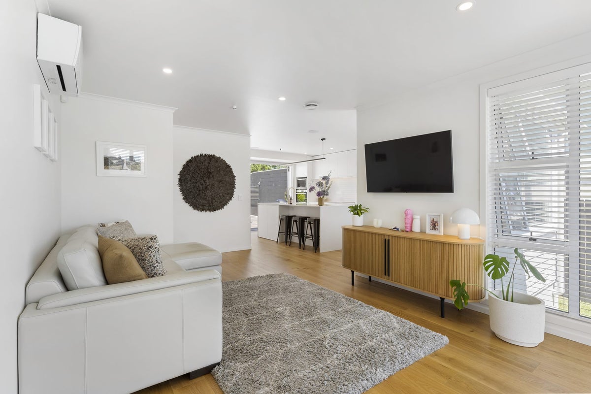 21 Tamariki Avenue, Kelston, Auckland - Carousel 2