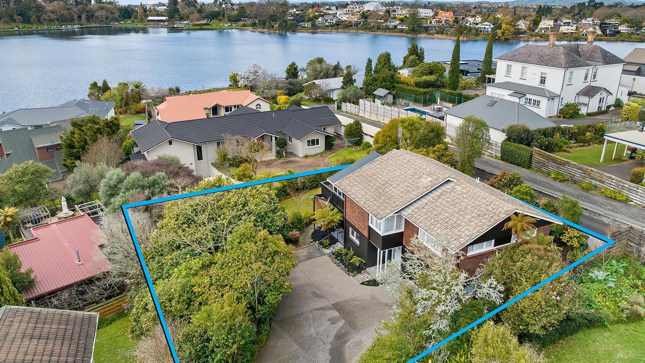 114 Lake Crescent, Hamilton Lake, Hamilton - Carousel 1