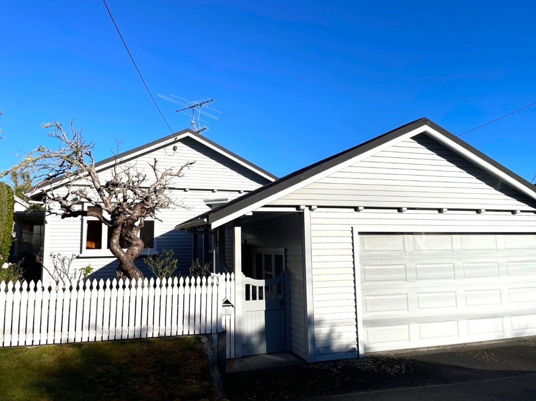 1 Newcombe Crescent, Karori, Wellington - Carousel 1