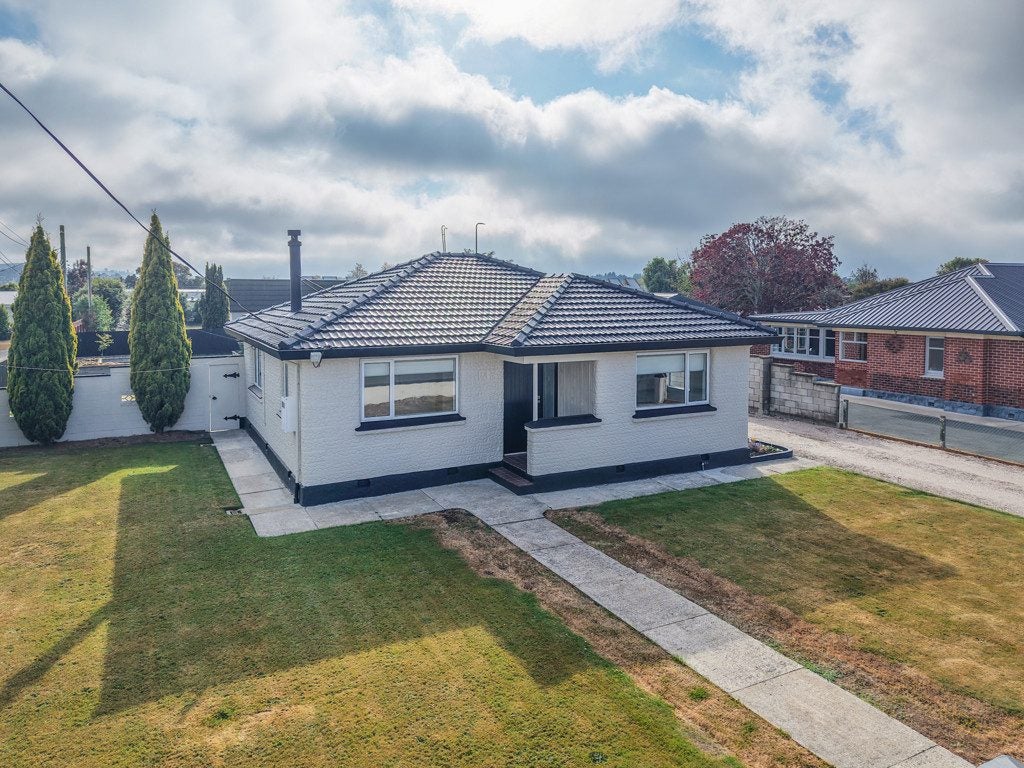 20 Sandringham Street, Oamaru North, Oamaru - Carousel 1