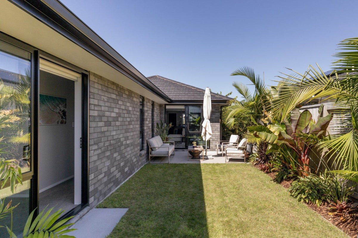 4 FONTANA STREET - Carousel 1