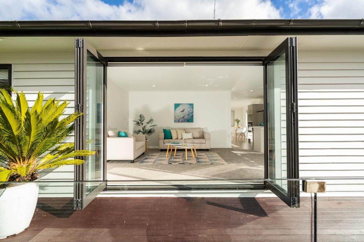 8 Netherlands Avenue, Kelston, Auckland - Carousel 18