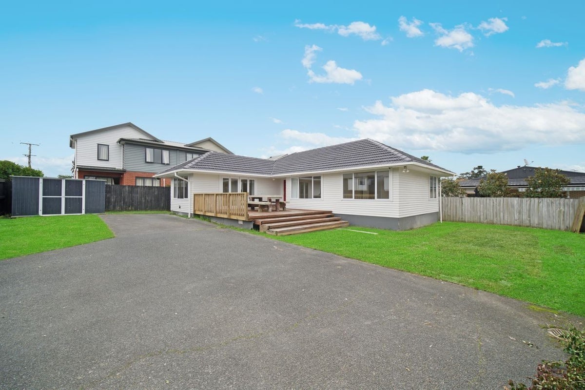 8 Border Road, Henderson, Auckland - Carousel 1