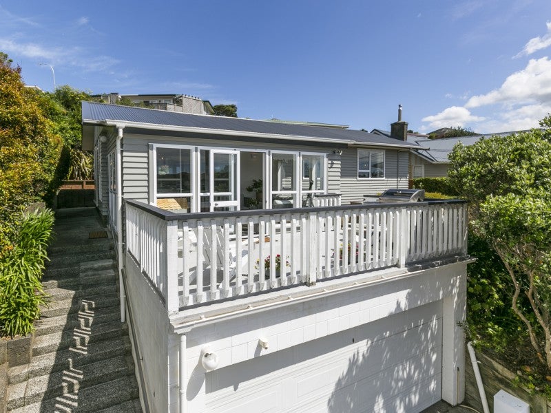 15 Paparangi Crescent, Paparangi, Wellington - Carousel 1