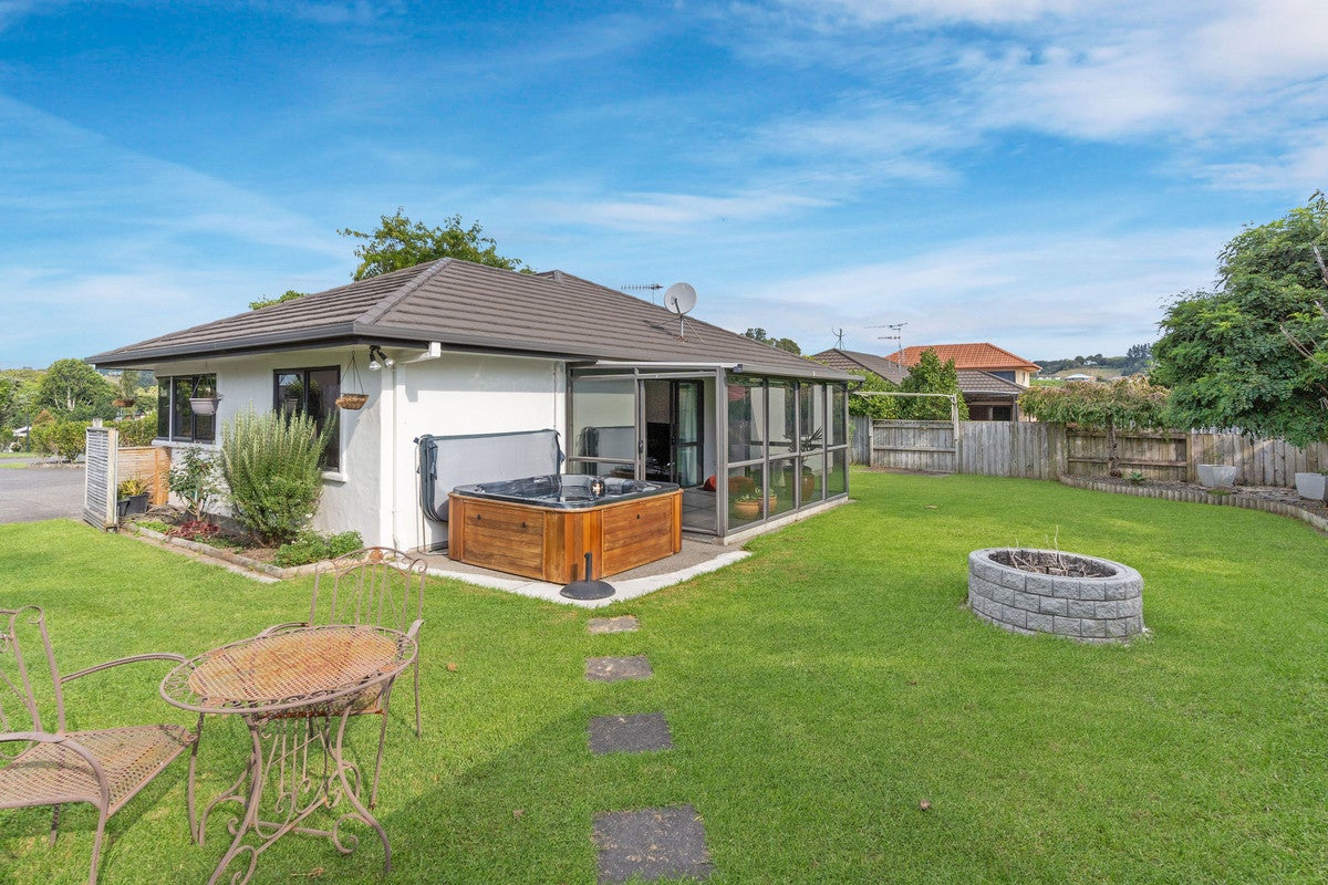 8 Kestrel Avenue, Welcome Bay, Tauranga - Carousel 1