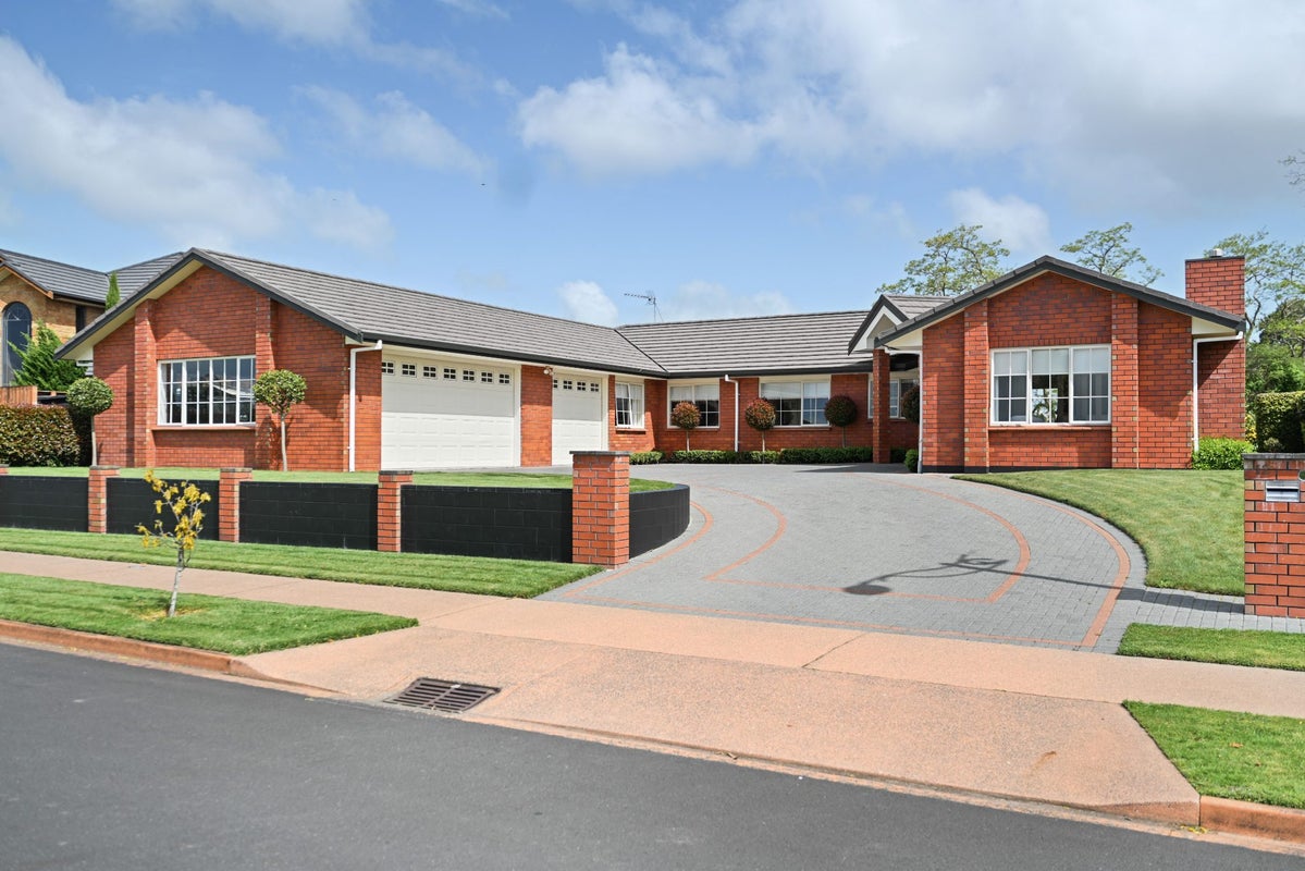 12 Raungawari Drive, Huntington, Hamilton - Carousel 1