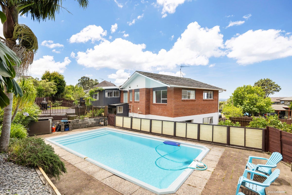 12 Forsythe Place, Massey, Auckland - Carousel 1