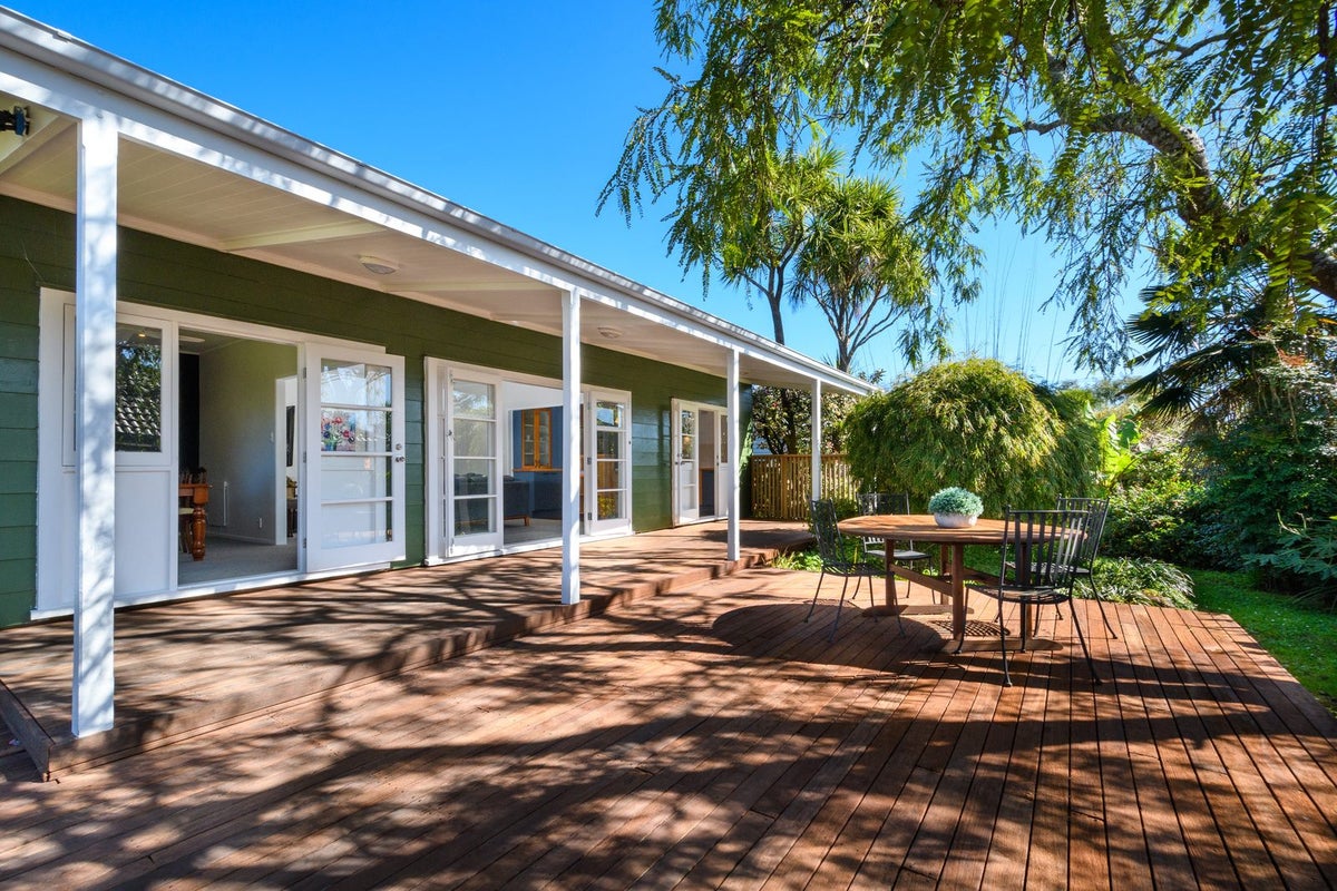4 Tasman Avenue, Henderson Valley, Auckland - Carousel 2